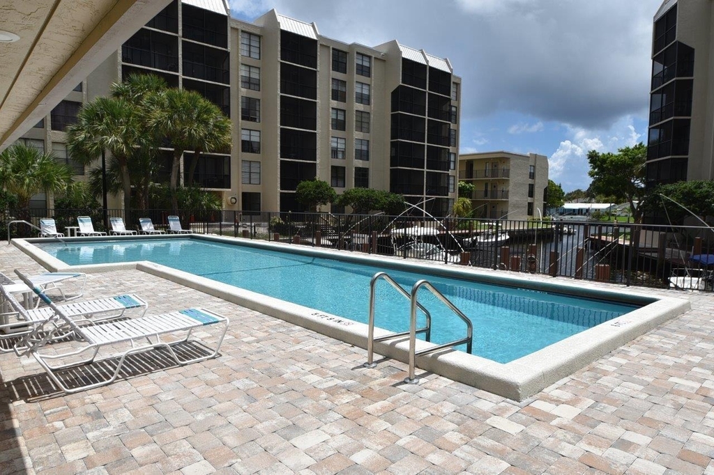 20 Royal Palm Way - Photo 3