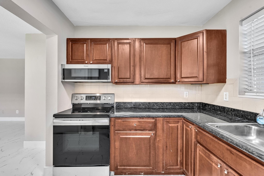 626 Sw 14th Avenue - Photo 1