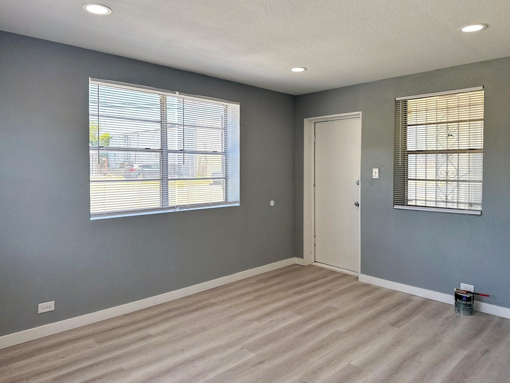 709 W Richmond Avenue - Photo 2