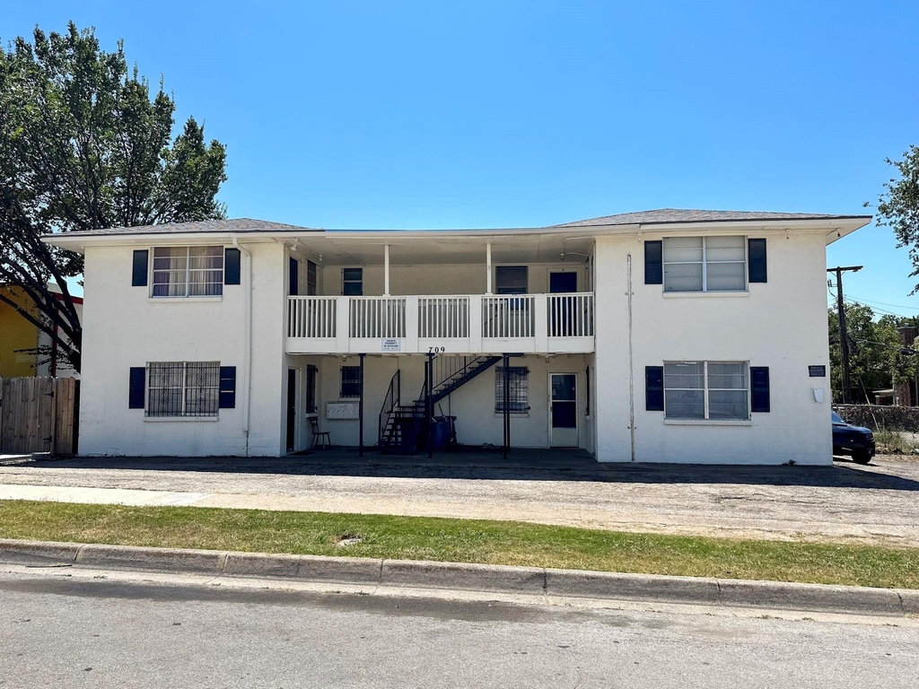 709 W Richmond Avenue - Photo 0