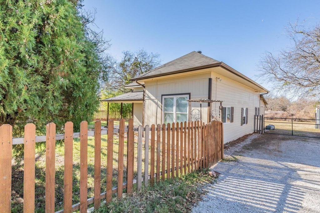 505 N Lamar Street - Photo 2