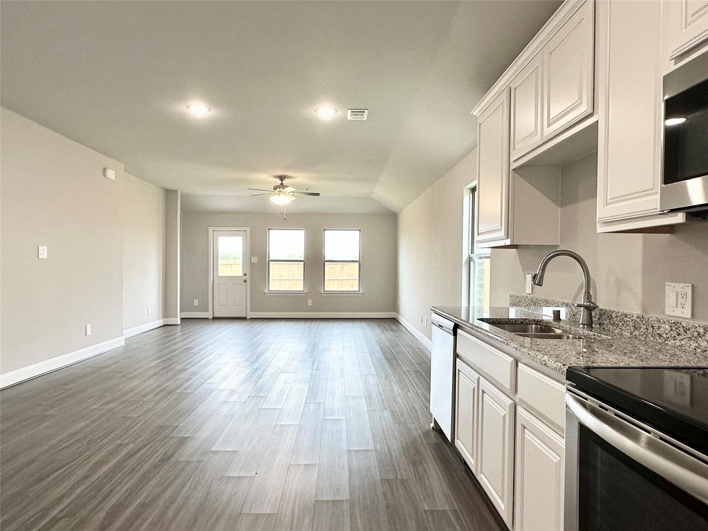 1428 Waverley Drive - Photo 5
