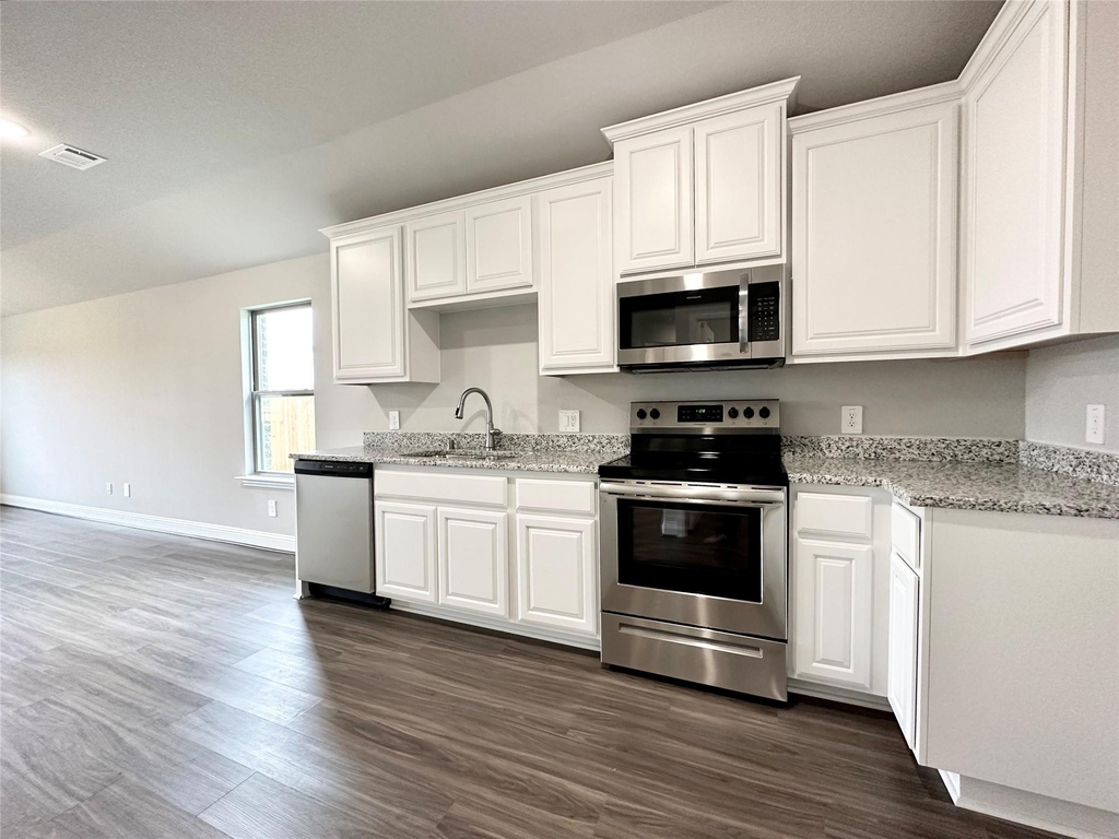 1428 Waverley Drive - Photo 3