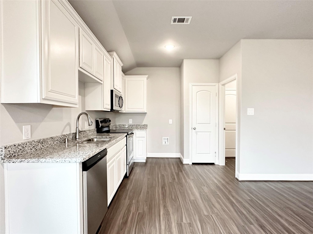 1428 Waverley Drive - Photo 4