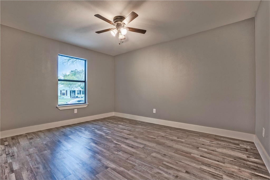 2423 Fenwick Drive - Photo 15