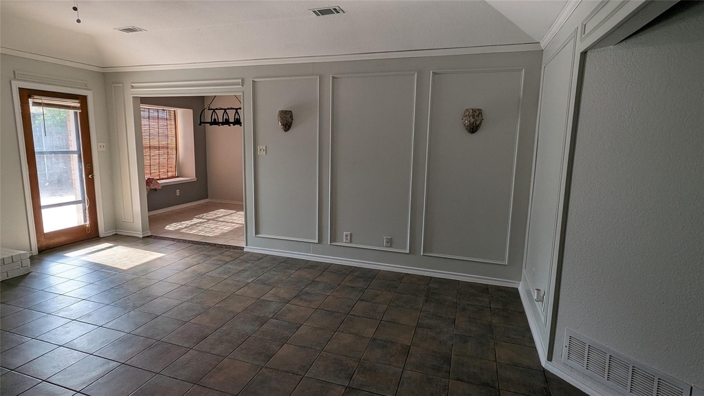 2706 Parkview Drive - Photo 3