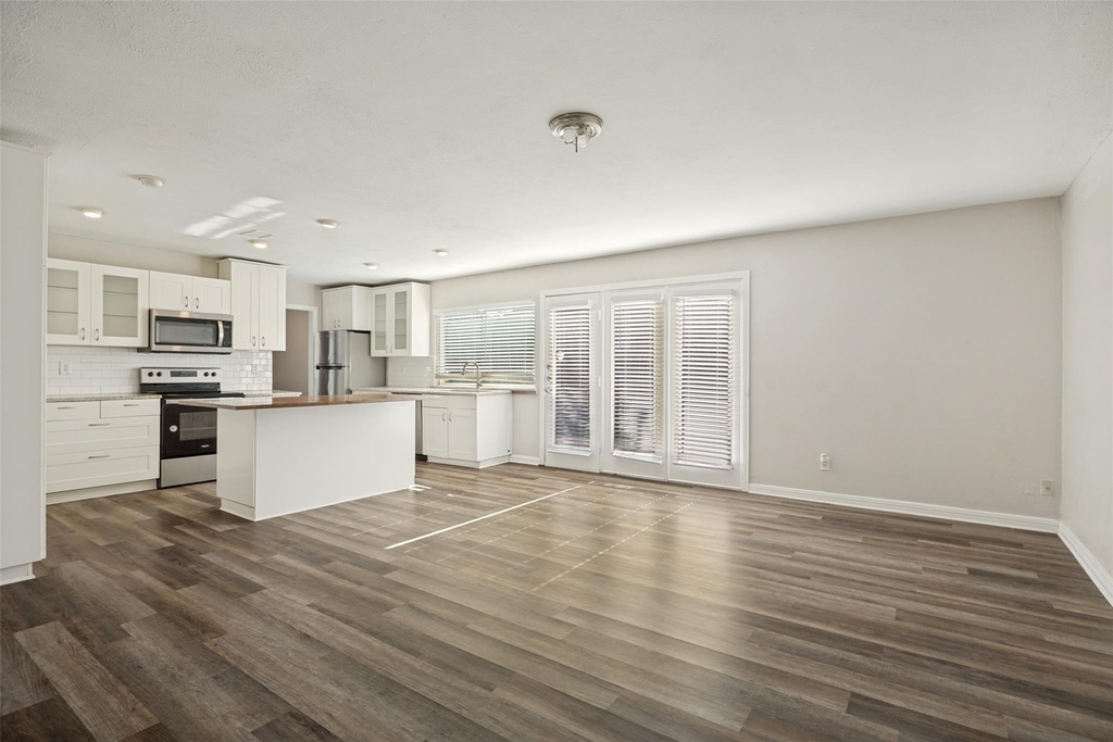 8914 Vernon Drive - Photo 3