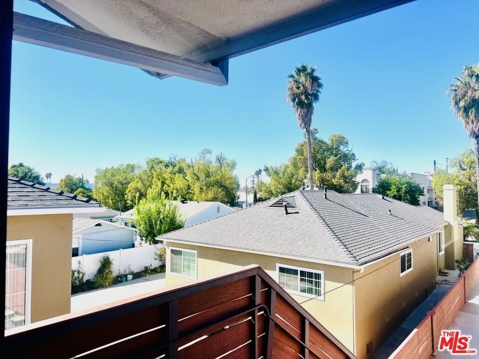 1136 Spazier Avenue - Photo 3