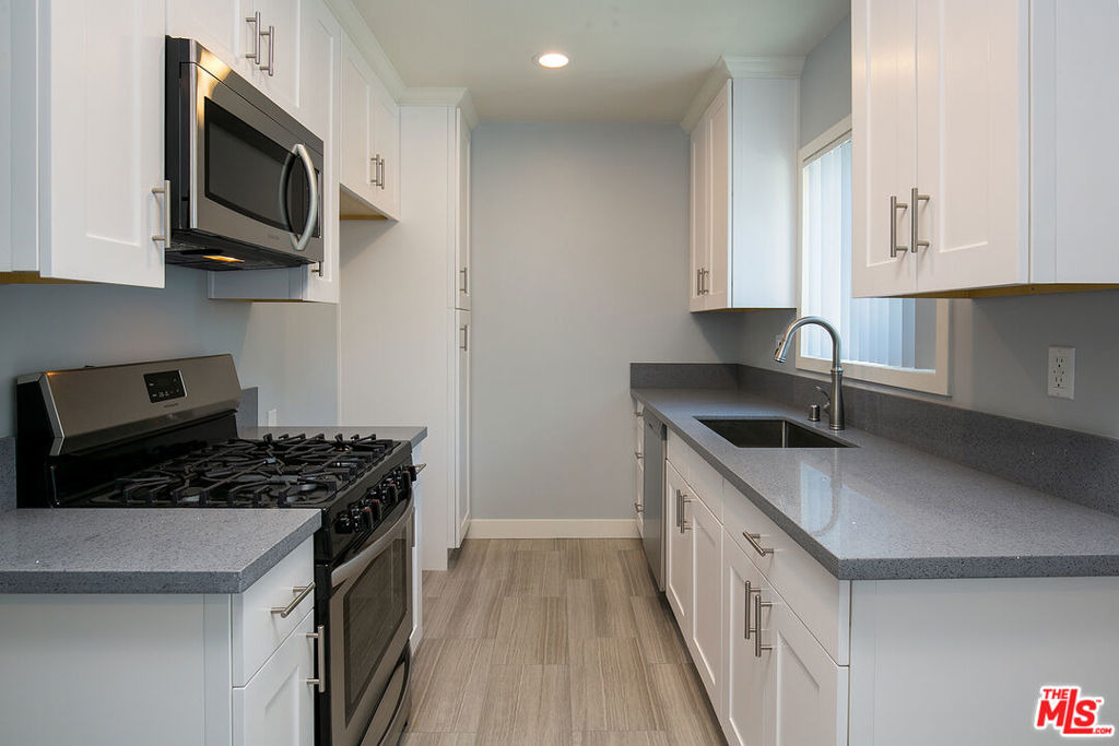 1136 Spazier Avenue - Photo 10