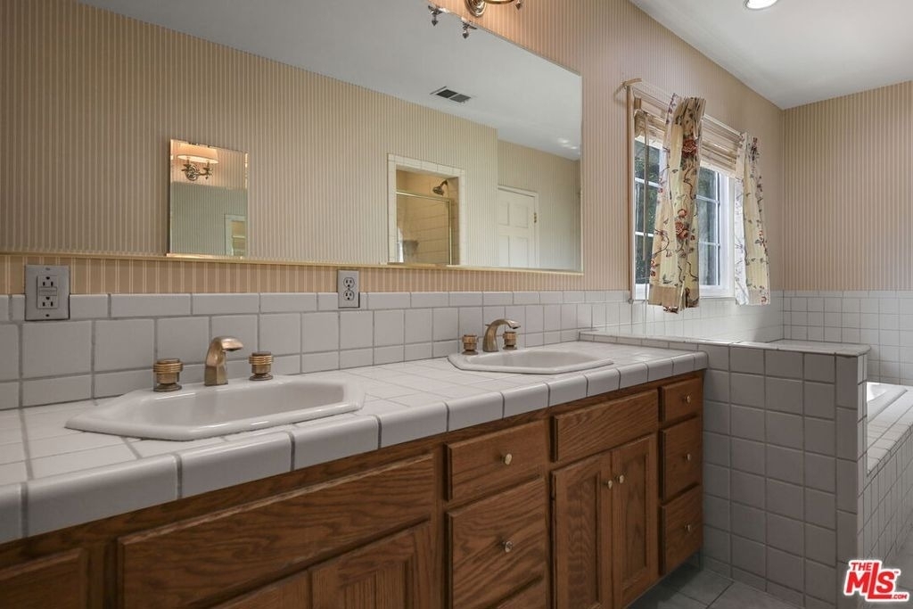 1229 Geneva Street - Photo 25