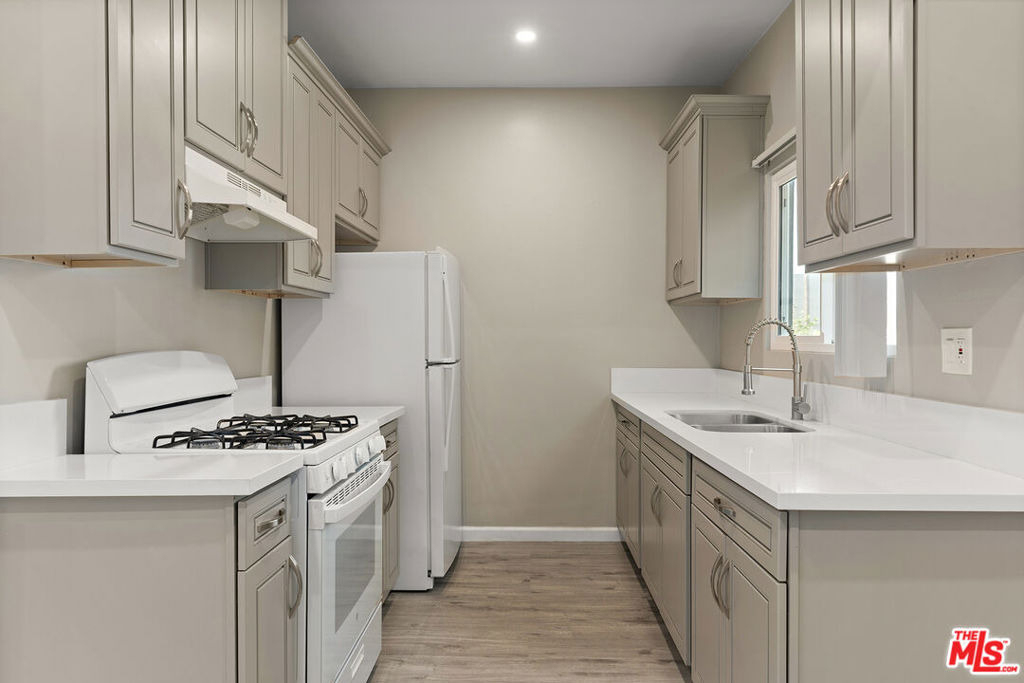 1232 N Mccadden Pl - Photo 2