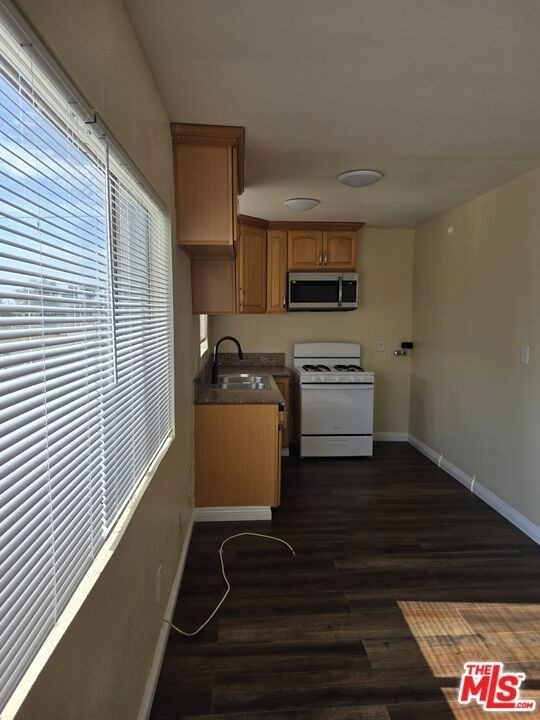 754 E 84th Place - Photo 4