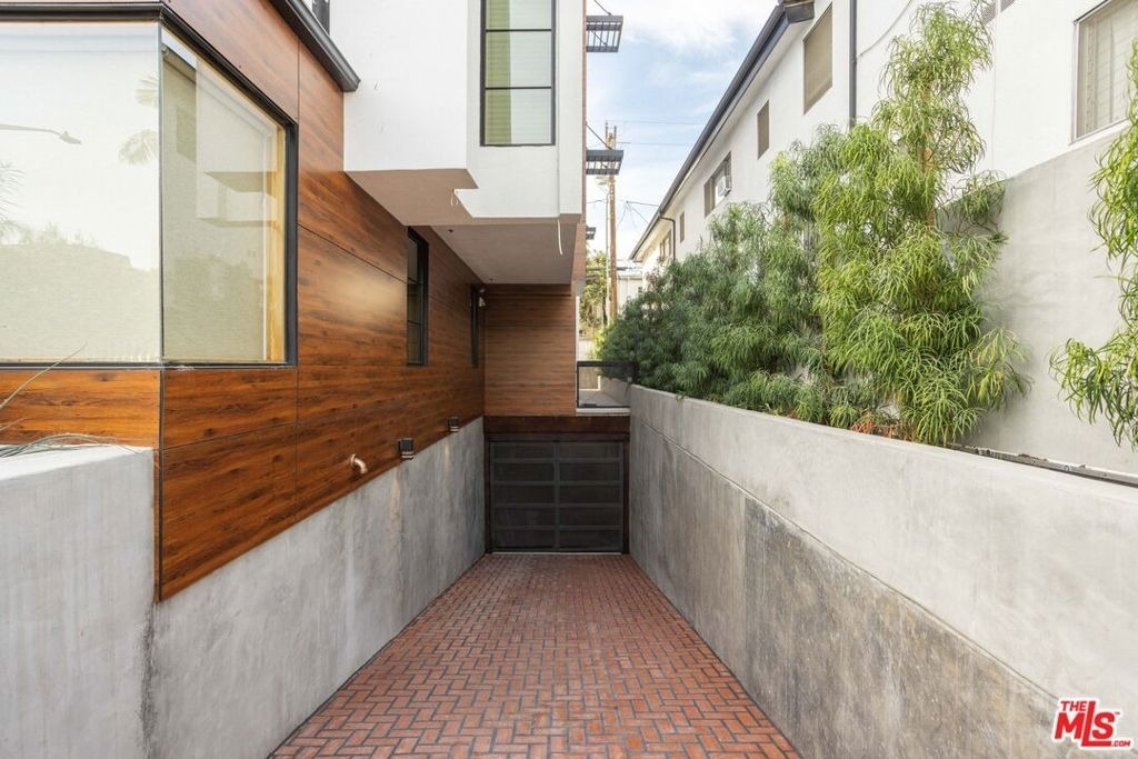 547 N Sweetzer Avenue - Photo 22