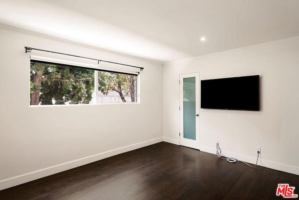 121 N Croft Avenue - Photo 9