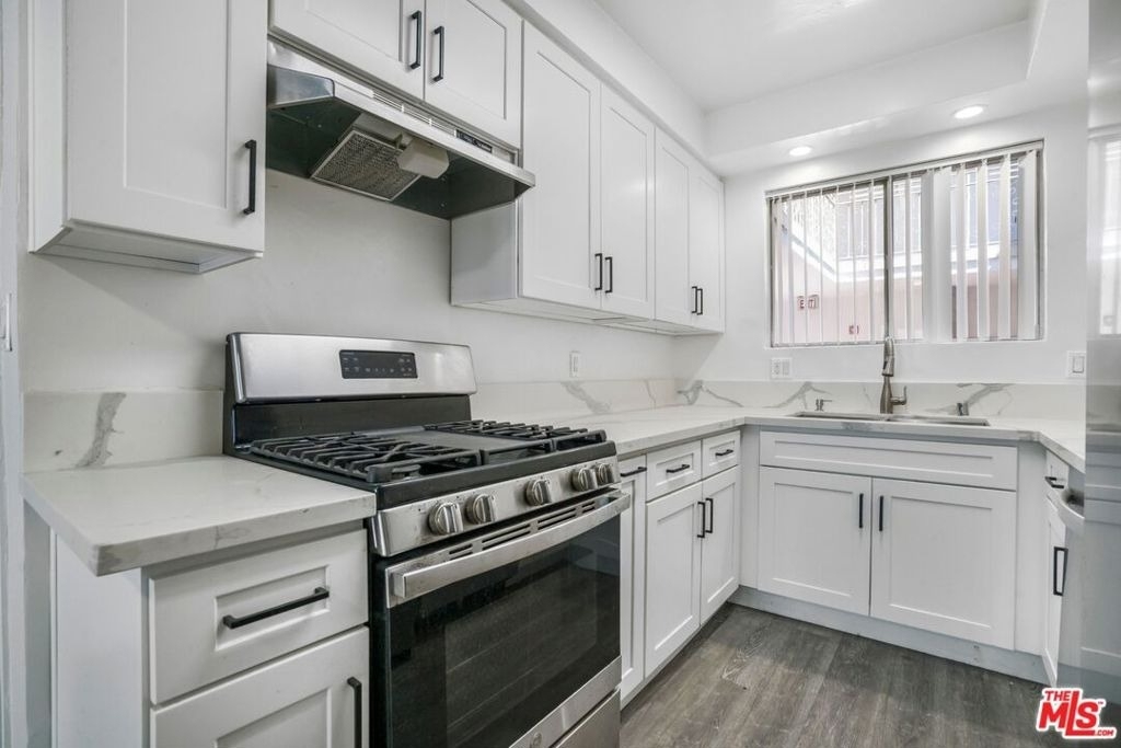 1030 N Orange Grove Avenue - Photo 2