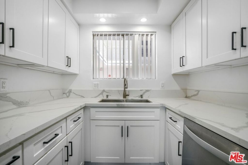 1030 N Orange Grove Avenue - Photo 3