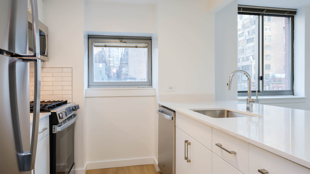 400 West 37th St - Photo 3