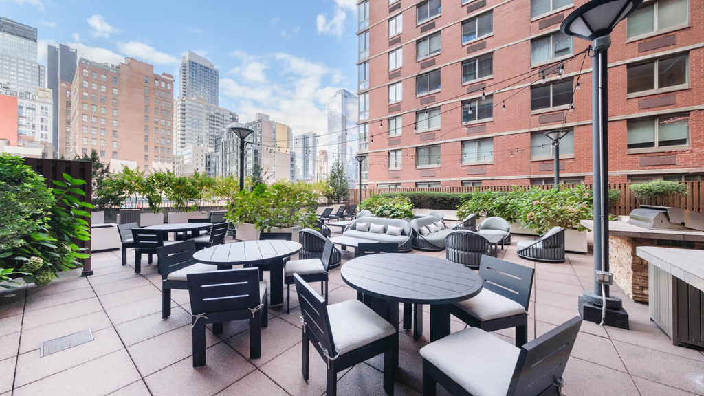 400 West 37th St - Photo 0