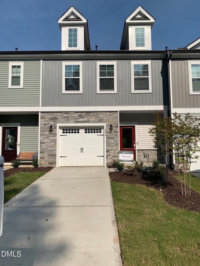 232 Hank Way - Photo 0