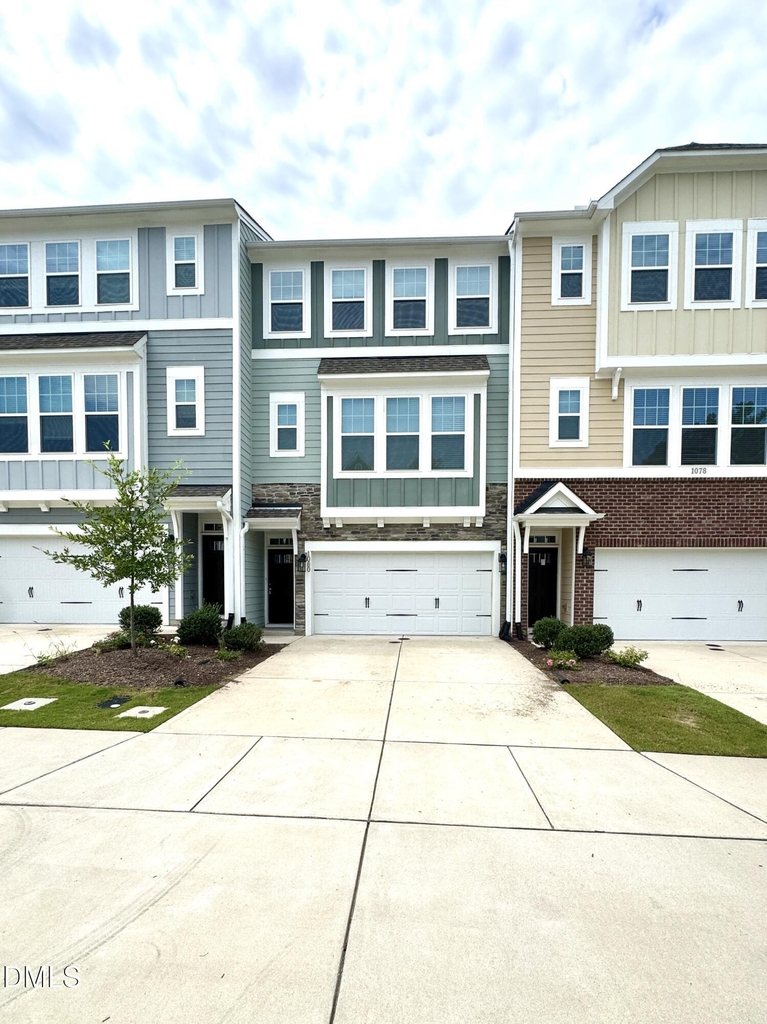 1080 Manorhaven - Photo 0