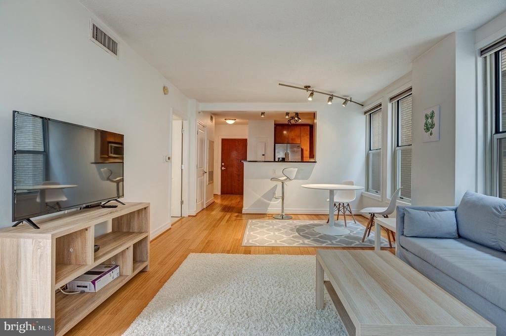 915 E Street Nw - Photo 1