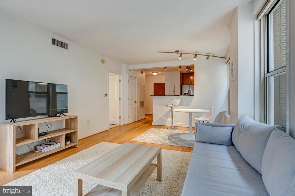 915 E Street Nw - Photo 0