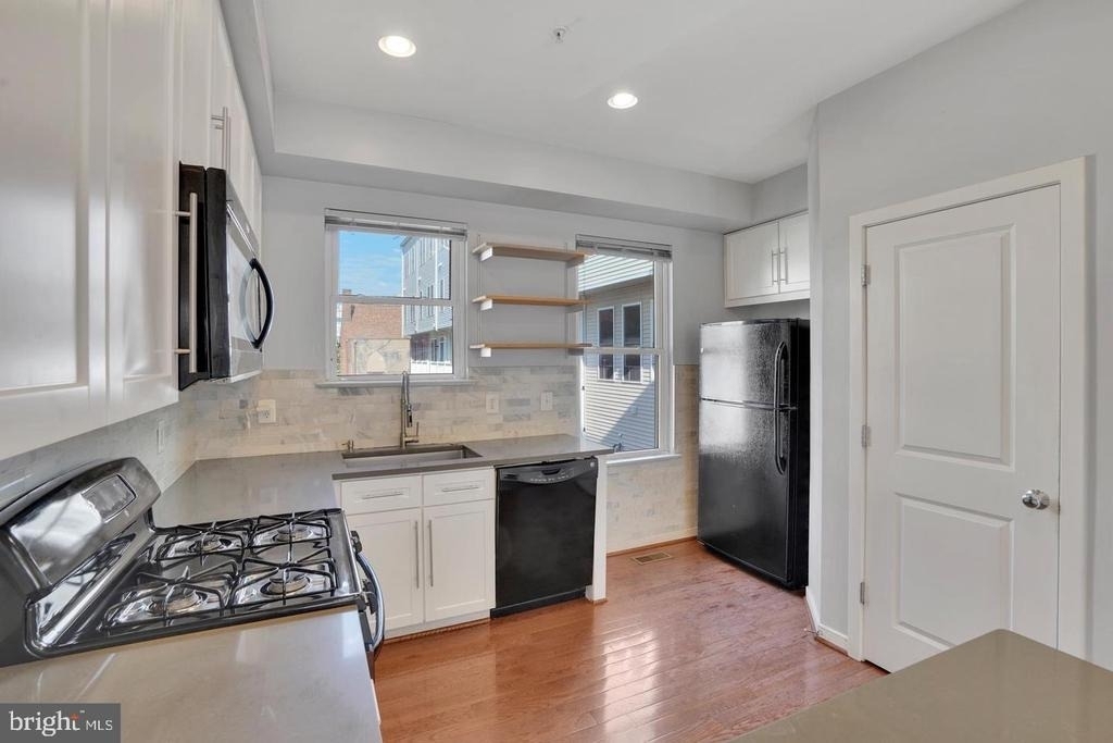 909 5th Street Se - Photo 2