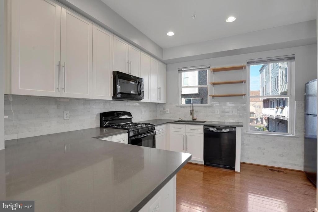 909 5th Street Se - Photo 1