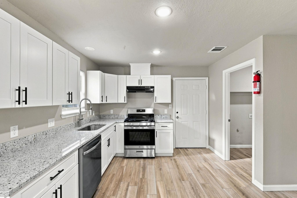 106 Hague St - Photo 2