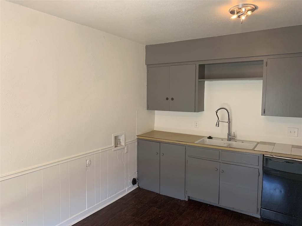 1918 Hearthstone Dr - Photo 2