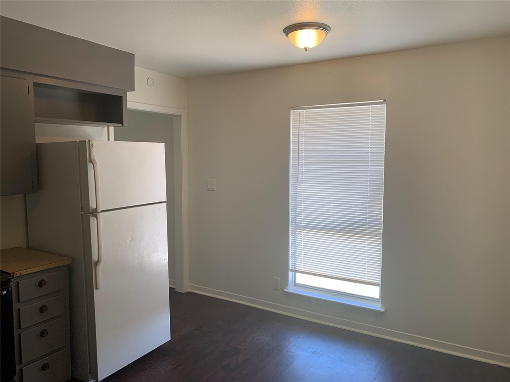 1918 Hearthstone Dr - Photo 3