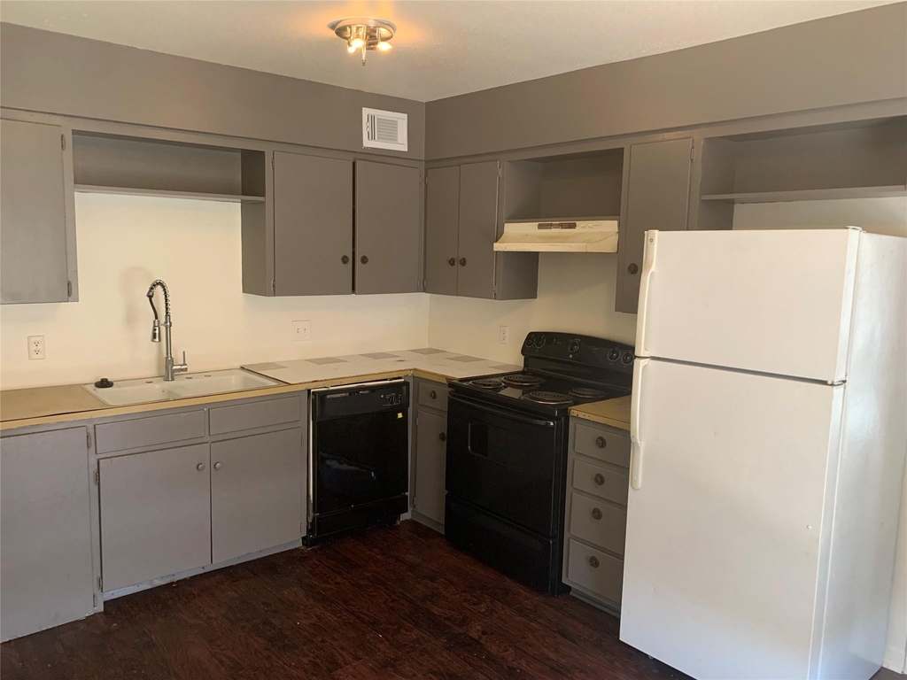 1918 Hearthstone Dr - Photo 4