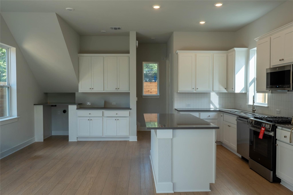 2705 Wilson St - Photo 3
