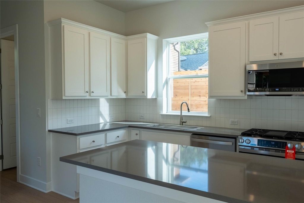 2705 Wilson St - Photo 5
