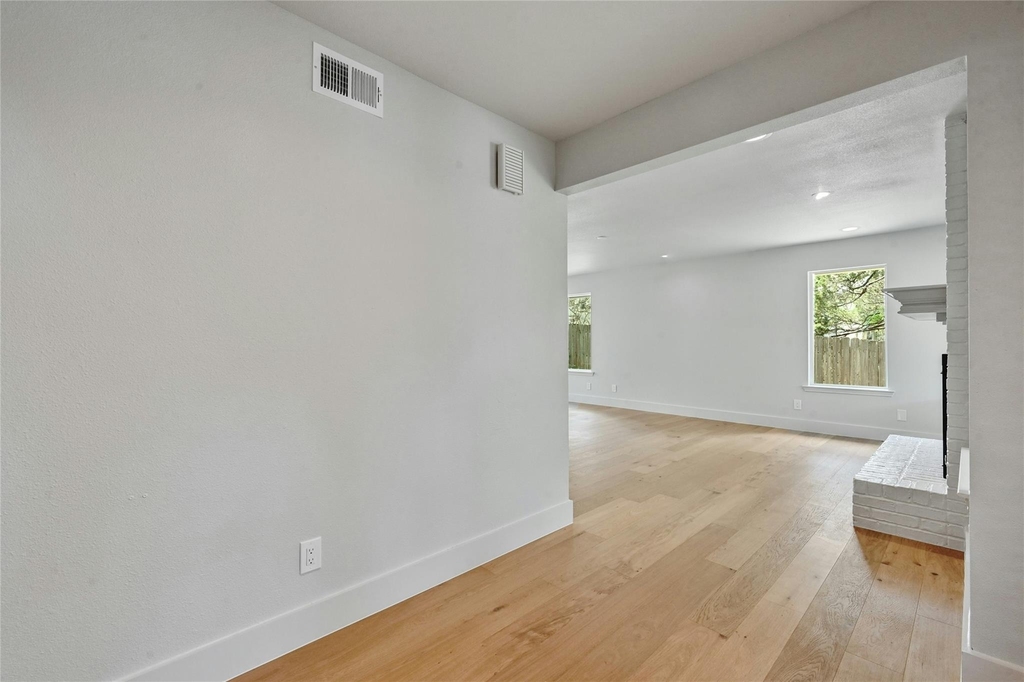 1305 Kenwood Ave - Photo 2