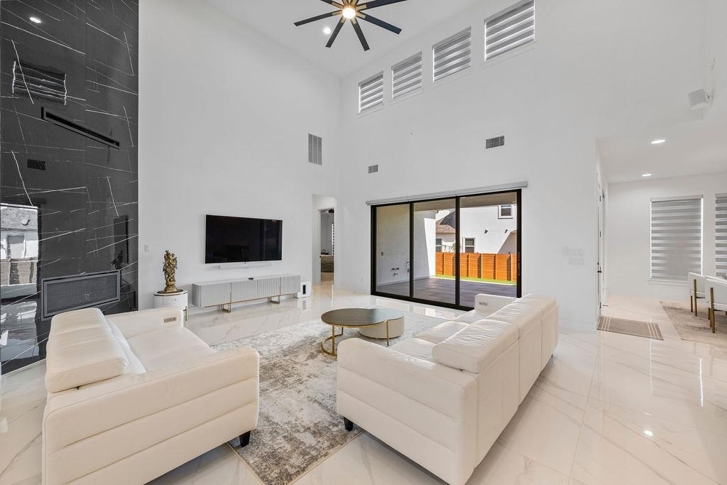 3304 Belted Galloway St - Photo 3