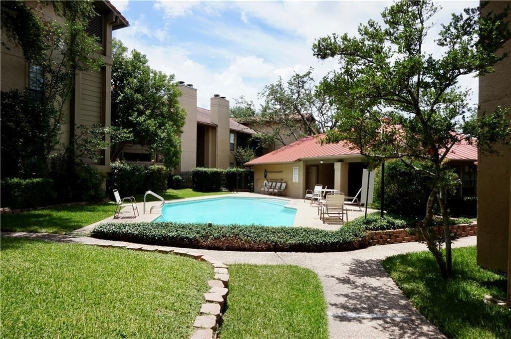 1202 Thorpe Ln - Photo 0