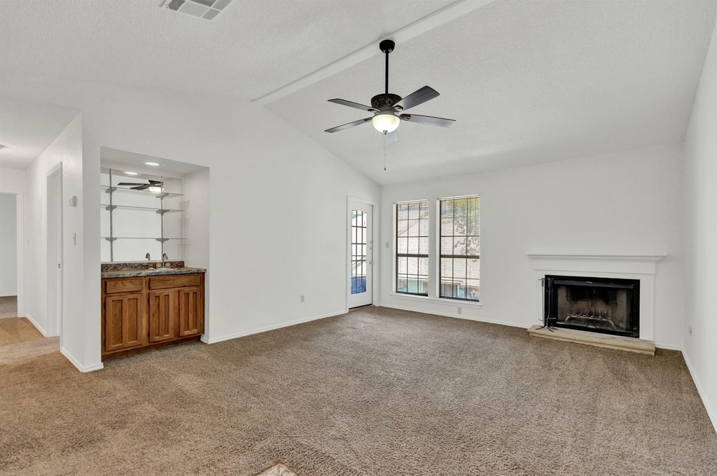 1202 Thorpe Ln - Photo 2