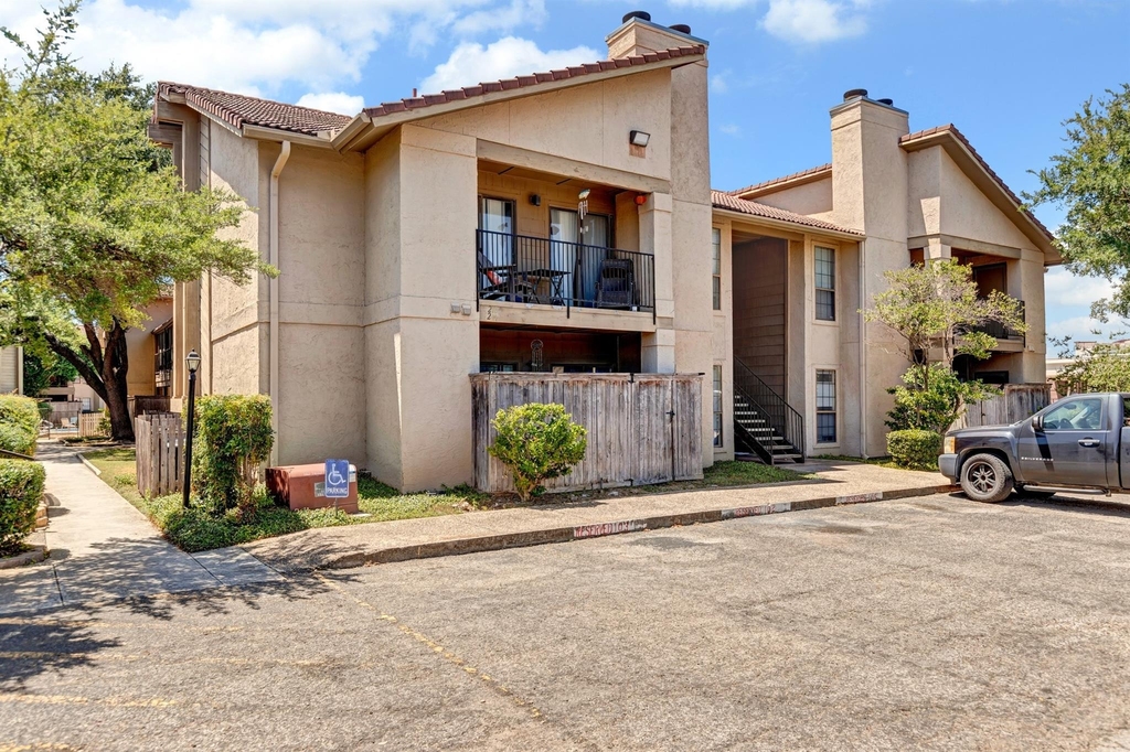 1202 Thorpe Ln - Photo 17