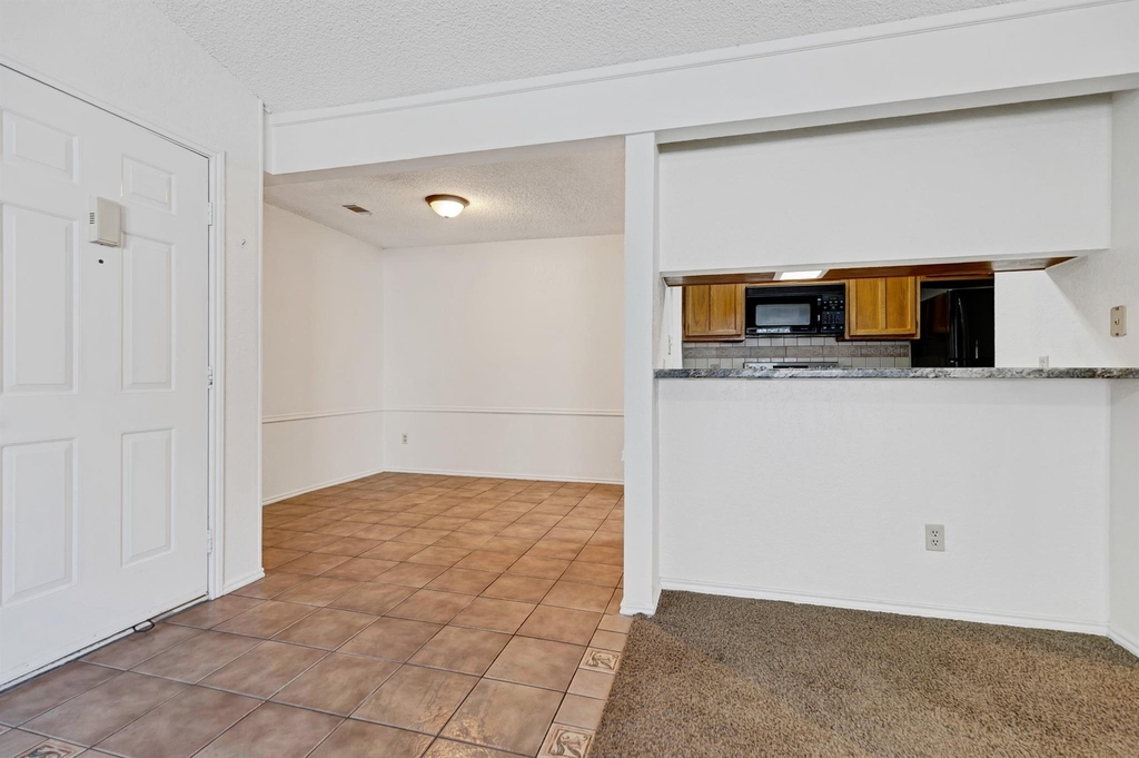 1202 Thorpe Ln - Photo 5