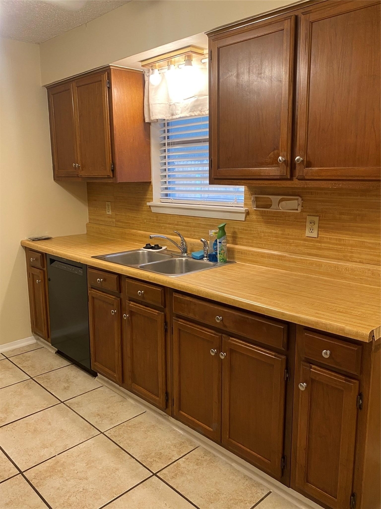 1806 Sierra Dr - Photo 2