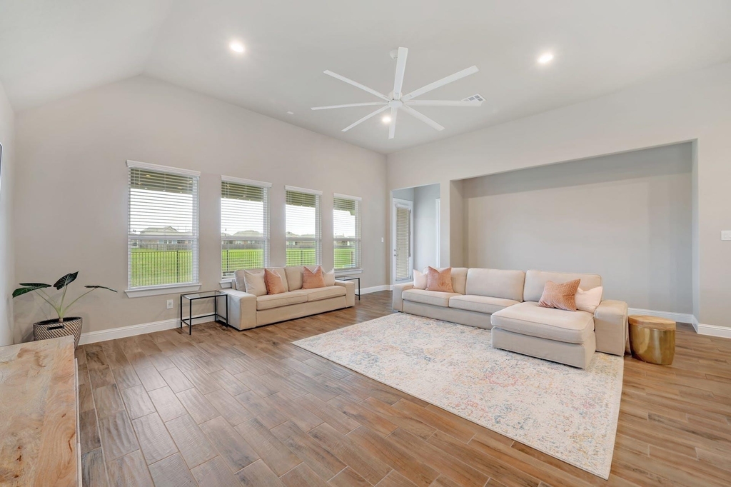 6813 Leonardo Dr - Photo 2