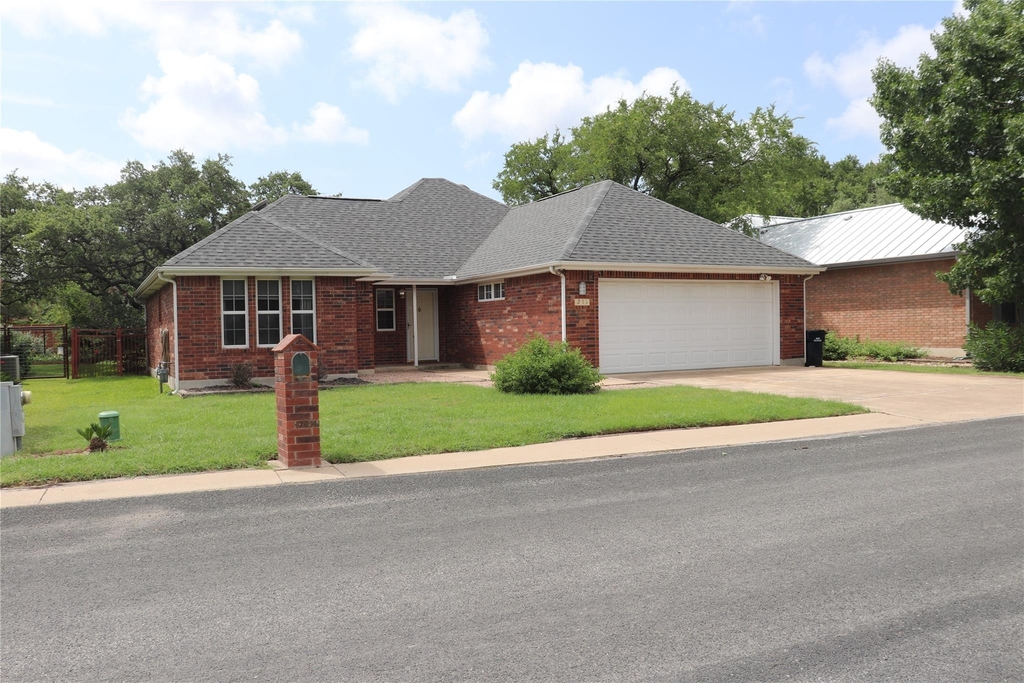 211 Fox Xing - Photo 1