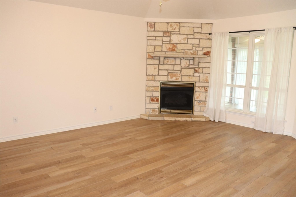 211 Fox Xing - Photo 2