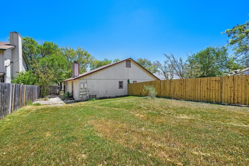 740 Simonetti Dr - Photo 16