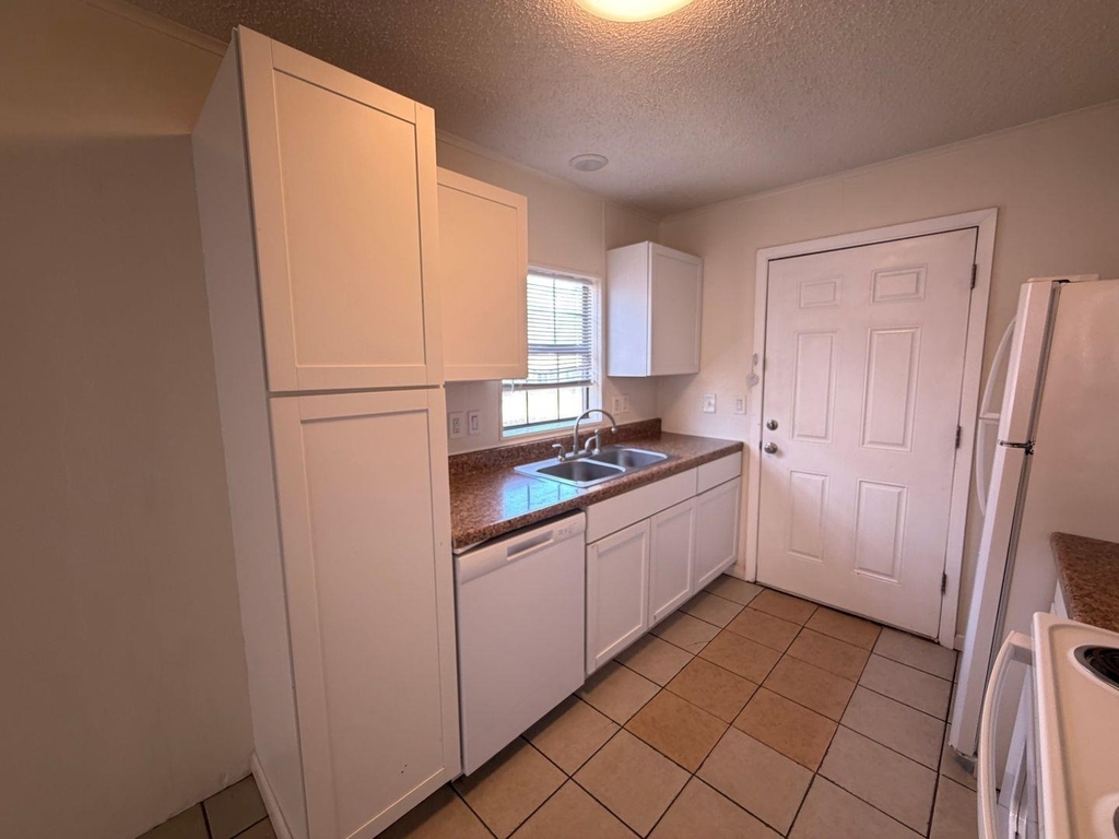 212 Aster St - Photo 3