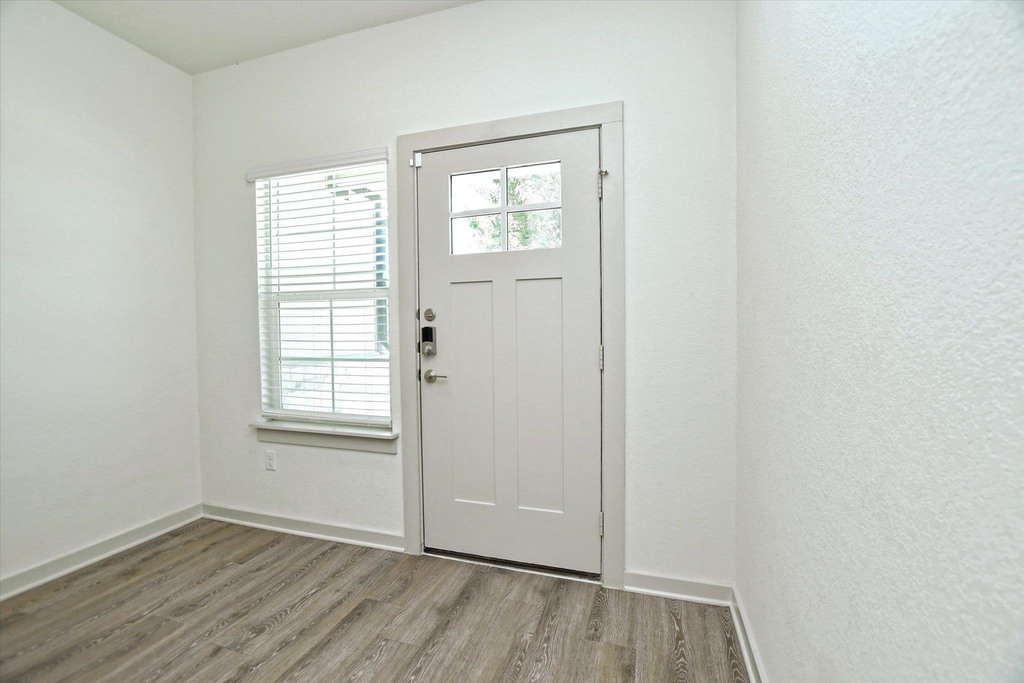 204 Merrick Rd - Photo 5