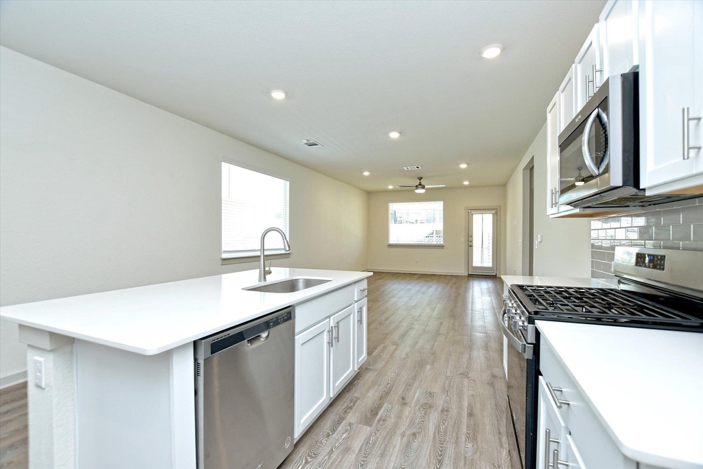 204 Merrick Rd - Photo 9