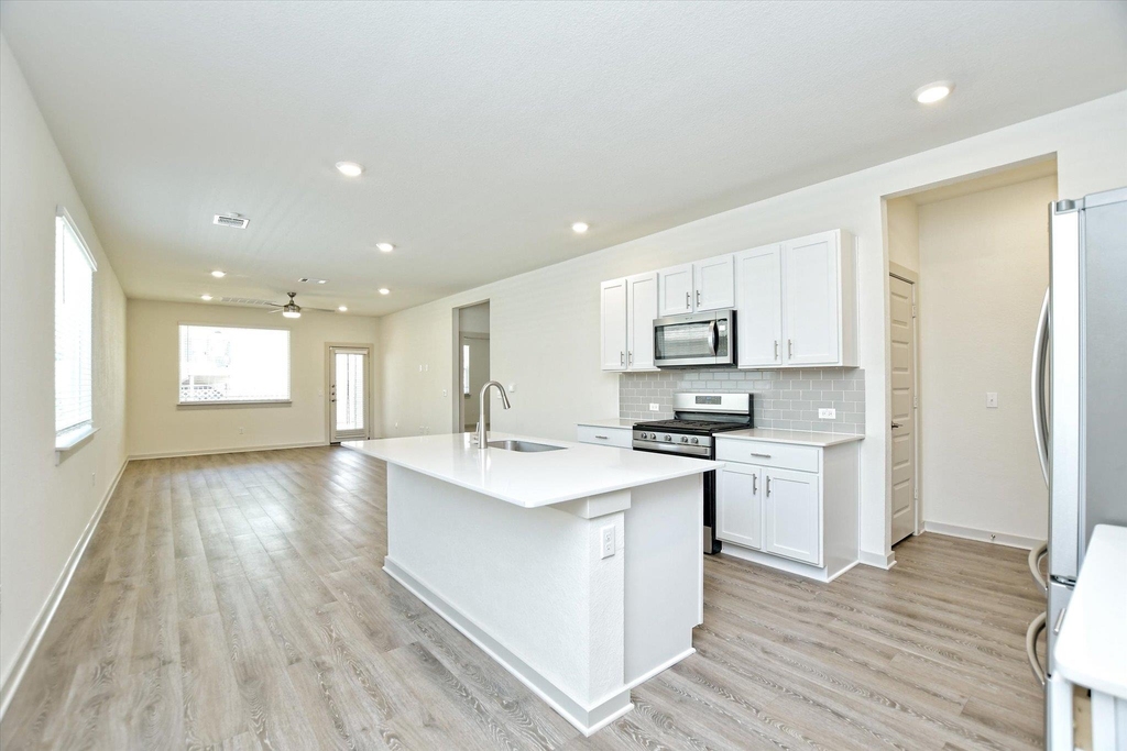 204 Merrick Rd - Photo 6