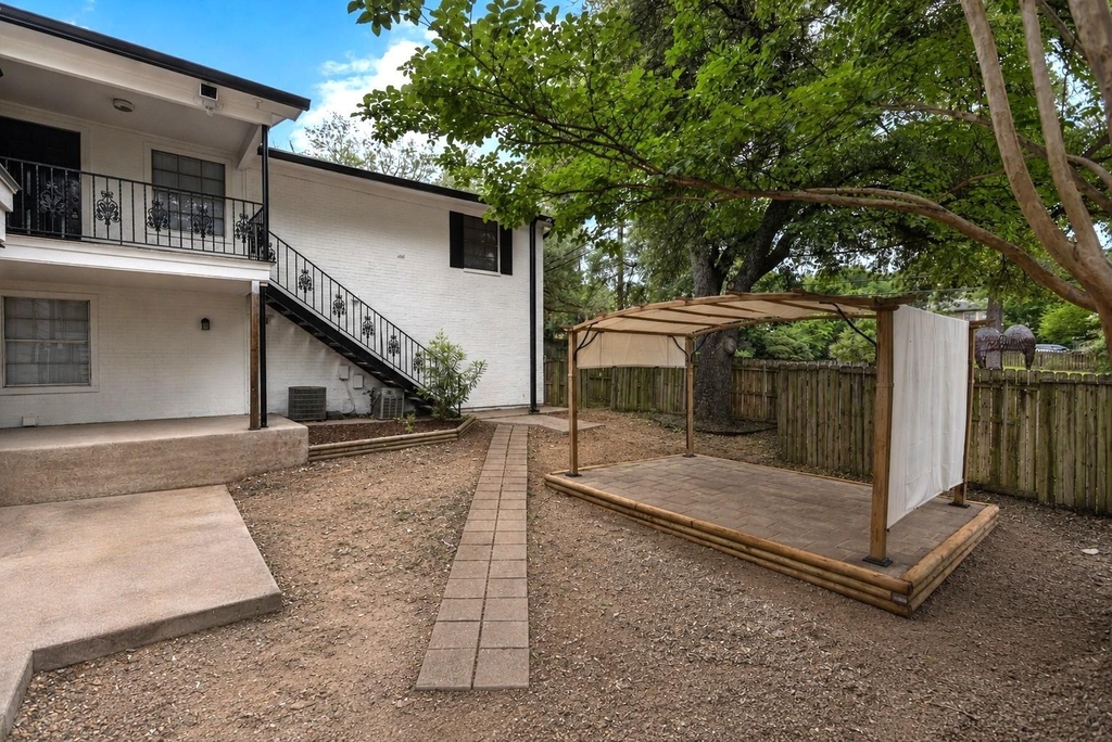 525 W Houston St - Photo 0